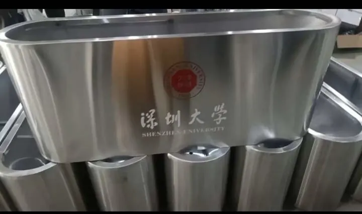 金属花箱 · 曲面与标识 · 工程与制造现场