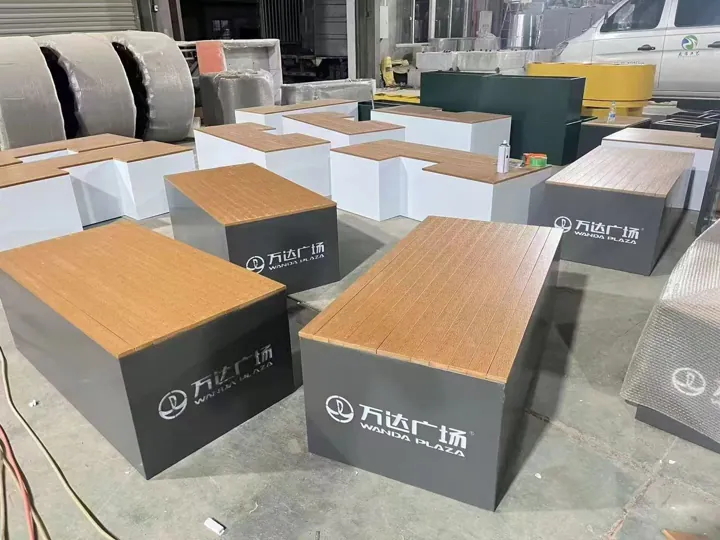 模块座凳 · 木色坐面 · 工程与制造现场