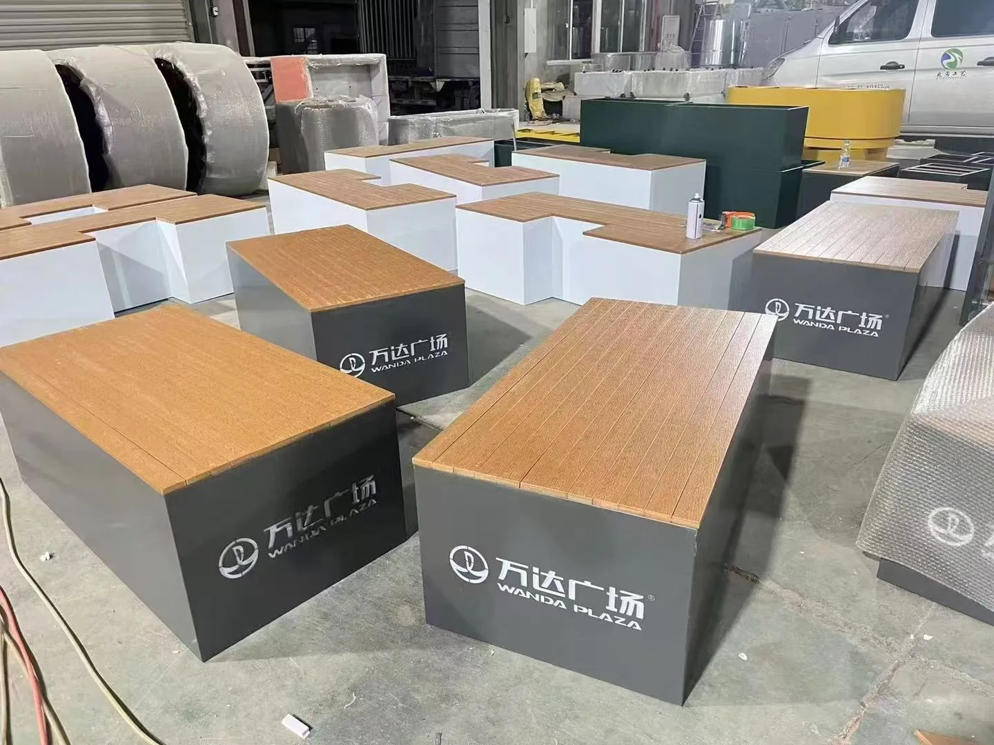 模块座凳 · 木色坐面 · 工程与制造现场