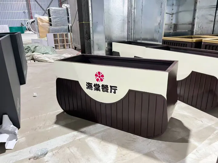 弧面容器 · 标识与格栅 · 工程与制造现场